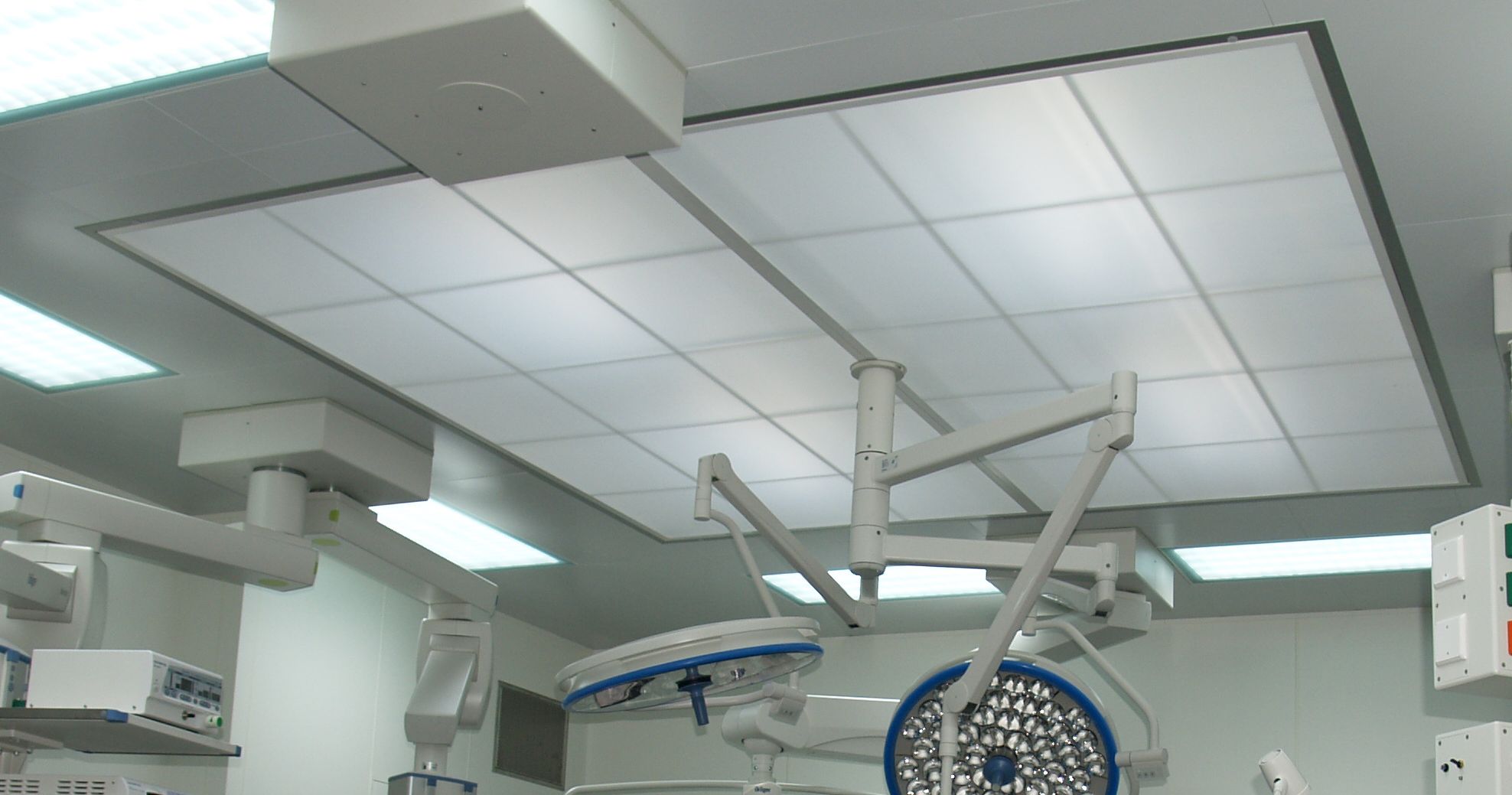 Laminar field AKCmed ( laminar flow ceiling ) AKCmed Operační sály